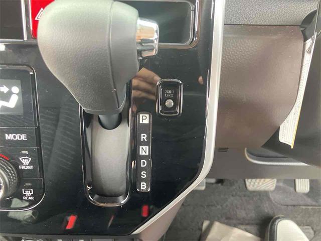 必ず使用するシフトレバー。確りと確認したいですね。