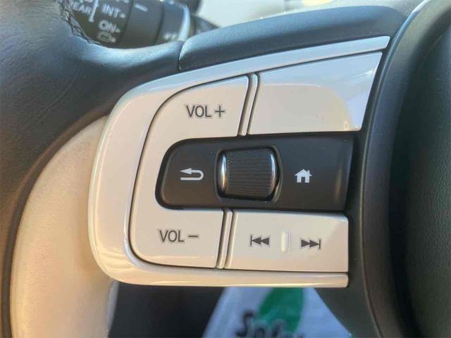 ハンドルにも目立つ傷や擦れは御座いません。目線を大きくそらすことなくボタンの操作を行うことができます。