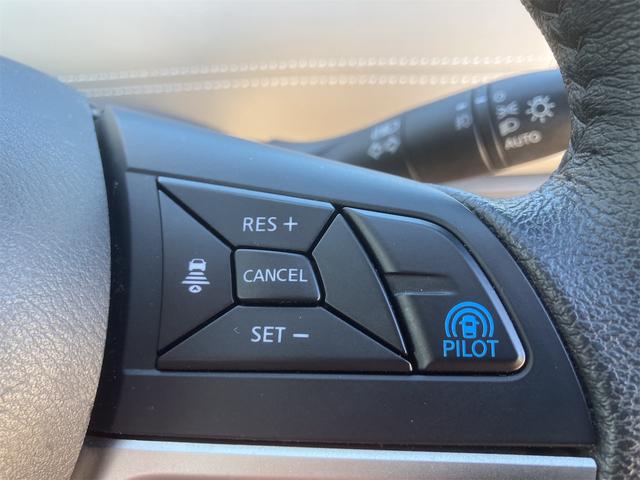 高速道路で便利なクルーズコントロール機能が付いていますよ。速度を設定するとアクセルを踏まなくても一定の速度で走ることができるので足を休ませる事ができますね。