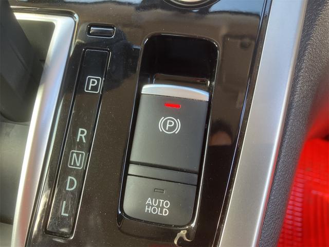 【ブレーキホールド】エンジンがＯＮの状態で車が完全に停止するとブレーキホールド機能が作動。作動中はブレーキペダルから足を離しても停止状態を維持し続け、アクセルペダルを踏むと自動的に解除されます！