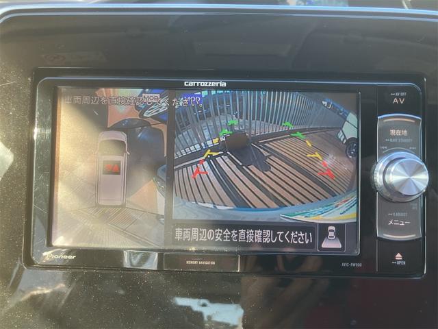 【全方位型モニター】クルマを上空から見下ろしているかのように、直感的に周囲の状況を把握できる全方位型モニター。狭い場所での駐車でも周囲が映像で確認できます。