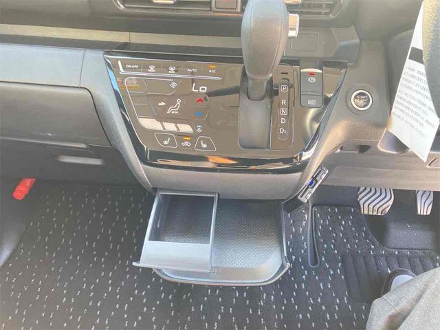 必ず使用するシフトレバー。確りと確認したいですね。