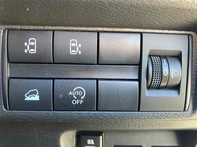 両側電動スライドドア装備！運転席よりボタン一つで開閉可能でございます。