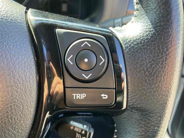 ハンドルにも目立つ傷や擦れは御座いません。目線を大きくそらすことなくボタンの操作を行うことができます。