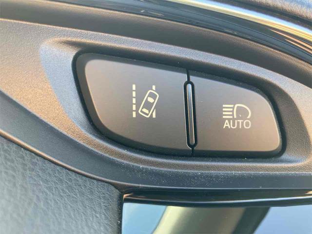 オートマチックハイビーム『先行車や対向車のライトを認識し、ハイビームとロービームを自動で切り替える機能です♪』