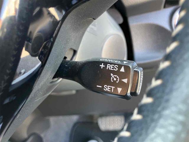 アクセルを踏まなくても設定した速度で走行可能なオートクルーズコントロールを装備しています！ロングドライブでも運転が楽になります。ブレーキやシフト操作でも解除可能です！