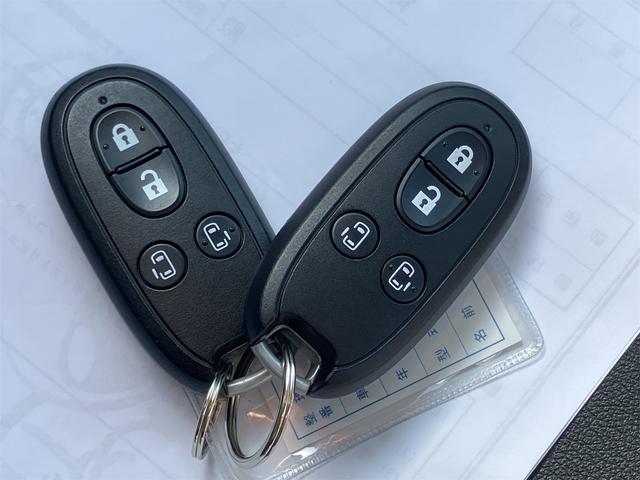 付いてて便利！とても人気の高い装備のスマートキーシステム。キーを携帯しているだけで、ドアロックの開閉並びにエンジンの始動が可能な装備です。プッシュスタートですのでエンジンの始動もボタンを押すだけです