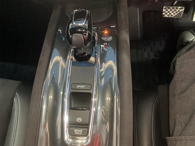 必ず使用するシフトレバー。確りと確認したいですね。