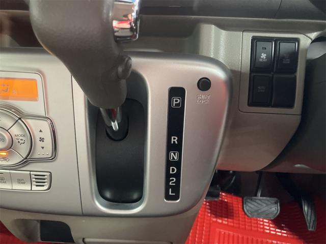 必ず使用するシフトレバー。確りと確認したいですね。