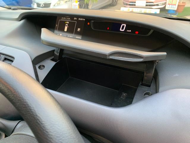 運転席側にも小物入れがあり、中には携帯などを充電する為に必要なＵＳＢポートが装備されています。