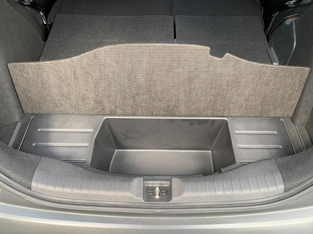 荷室下にも収納スペース