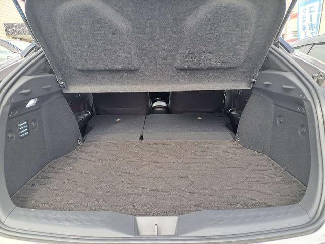 後席を倒すと大きな荷物も積み込み可能に!