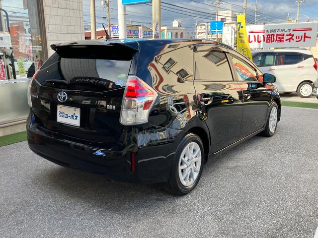 赤色インナーレンズを採用するリヤコンビネーションランプが上質感を演出。