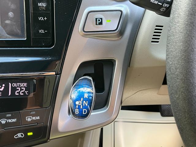 シフトレバーは、電子制御式の独自デザイン