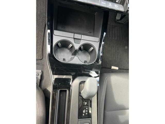 中央ドリンクホルダー付き♪