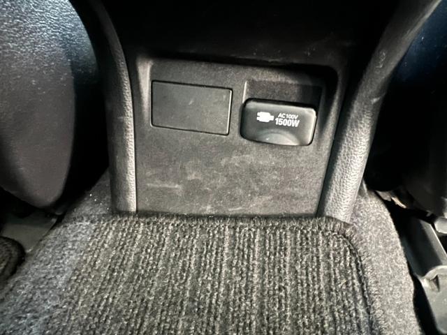 後部座席足元にコンセント付き★