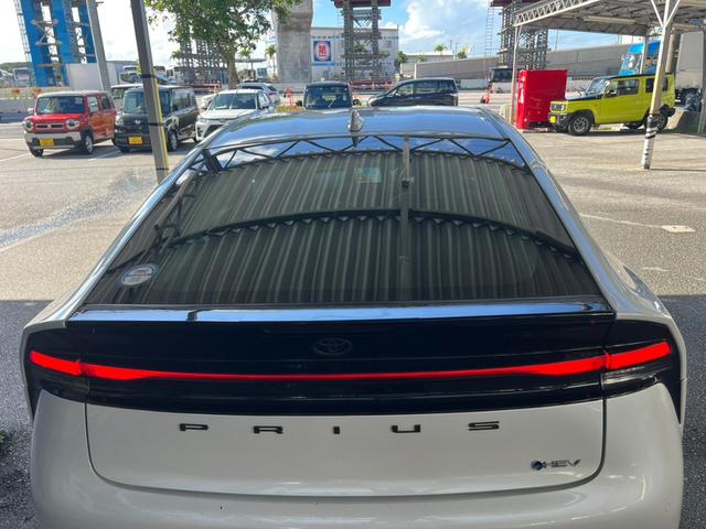 一直線に光るリヤコンビネーションランプが、クルマの後ろ姿をスタイリッシュに演出♪