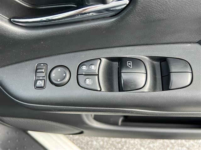 セレナ ハイウェイスター　Ｖセレクション　県外仕入　禁煙車　　純正７型ナビ　ＡＭ／ＦＭ／ＣＤ／ＤＶＤ／ＢＴ　両側パワスラ　バックモニター　後席モニター　フルセグＴＶ　衝突軽減　クルコン　ドラレコ　純正１６ＡＷ　純正フロアマット　オートライト（10枚目）