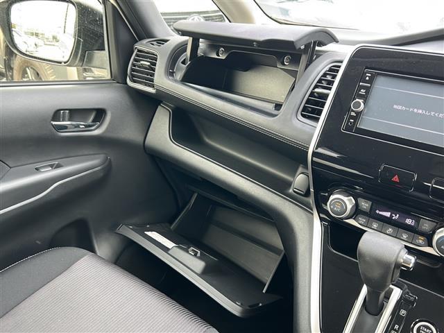 セレナ ハイウェイスター　Ｖセレクション　県外仕入　禁煙車　　純正７型ナビ　ＡＭ／ＦＭ／ＣＤ／ＤＶＤ／ＢＴ　両側パワスラ　バックモニター　後席モニター　フルセグＴＶ　衝突軽減　クルコン　ドラレコ　純正１６ＡＷ　純正フロアマット　オートライト（21枚目）