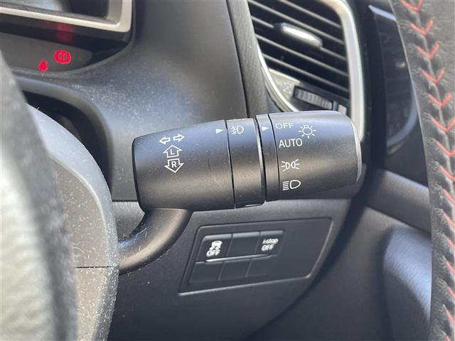 アクセラ １５Ｓ　純正ナビ（ＡＭ／ＦＭ）　ＥＴＣ　ＵＳＢ充電ポート　スペアキー　アイドリングストップ　横滑り防止機能　シートカバー　ＬＥＤヘッドライト　　純正アルミホイール　パワーステアリング　パワーウィンドウ（8枚目）