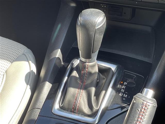 アクセラ １５Ｓ　純正ナビ（ＡＭ／ＦＭ）　ＥＴＣ　ＵＳＢ充電ポート　スペアキー　アイドリングストップ　横滑り防止機能　シートカバー　ＬＥＤヘッドライト　　純正アルミホイール　パワーステアリング　パワーウィンドウ（11枚目）
