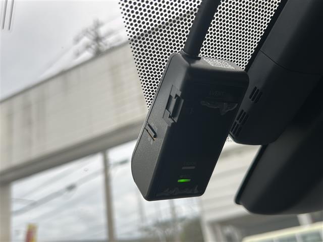 プリウス Sセーフティプラス 禁煙車 ナビ AM/FM/CD/DVD/BT バックモニター フルセグTV コーナーセンサー レーンキープアシスト クルーズコントロール 衝突軽減システム オートライト 純正フロアマット ETC(6枚目)