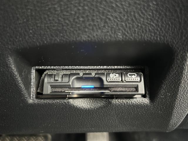 プリウス Sセーフティプラス 禁煙車 ナビ AM/FM/CD/DVD/BT バックモニター フルセグTV コーナーセンサー レーンキープアシスト クルーズコントロール 衝突軽減システム オートライト 純正フロアマット ETC(8枚目)