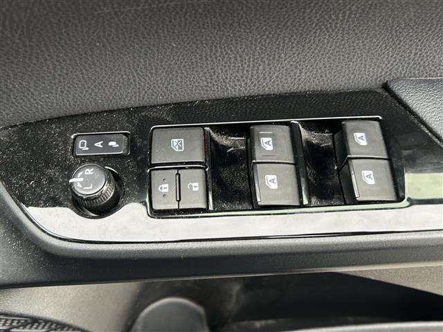 プリウス Sセーフティプラス 禁煙車 ナビ AM/FM/CD/DVD/BT バックモニター フルセグTV コーナーセンサー レーンキープアシスト クルーズコントロール 衝突軽減システム オートライト 純正フロアマット ETC(9枚目)