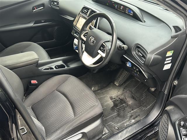 プリウス Sセーフティプラス 禁煙車 ナビ AM/FM/CD/DVD/BT バックモニター フルセグTV コーナーセンサー レーンキープアシスト クルーズコントロール 衝突軽減システム オートライト 純正フロアマット ETC(20枚目)