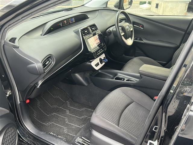 プリウス Sセーフティプラス 禁煙車 ナビ AM/FM/CD/DVD/BT バックモニター フルセグTV コーナーセンサー レーンキープアシスト クルーズコントロール 衝突軽減システム オートライト 純正フロアマット ETC(22枚目)