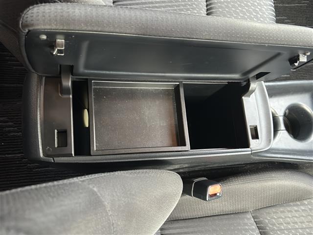 プリウス Sセーフティプラス 禁煙車 ナビ AM/FM/CD/DVD/BT バックモニター フルセグTV コーナーセンサー レーンキープアシスト クルーズコントロール 衝突軽減システム オートライト 純正フロアマット ETC(28枚目)