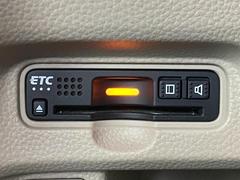 【ＥＴＣ】有料道路を利用する際に料金所で停止することなく通過できる、ＥＴＣ車載器（ノンストップ自動料金収受システム機器）が装備されています。セットアップを行うことで利用可能になります。 7
