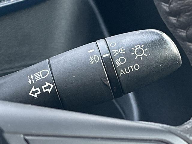 周りが薄暗くなったら自動点灯するオートライトを装備。