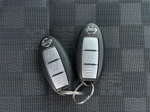 スマートキーシステム＆プッシュエンジンスタートシステム、エンジン始動・停止をワンタッチで行え、キーのロックまでドアノブに触れる事でワンタッチ操作で行うことが出来ます☆