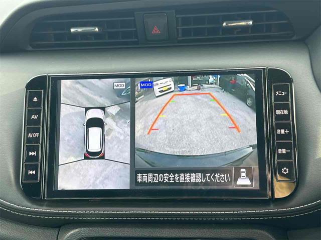 【全方位型モニター】クルマを上空から見下ろしているかのように、直感的に周囲の状況を把握できる全方位型モニター。狭い場所での駐車でも周囲が映像で確認できます。