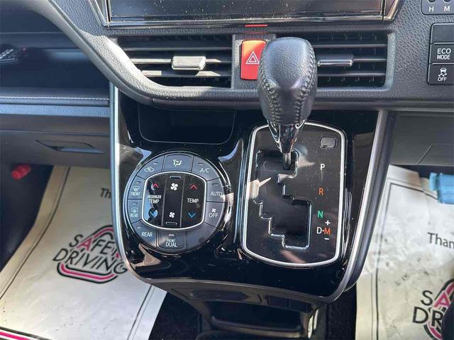 シフトレバー。ぜひ一度お客様の目で確認してください。