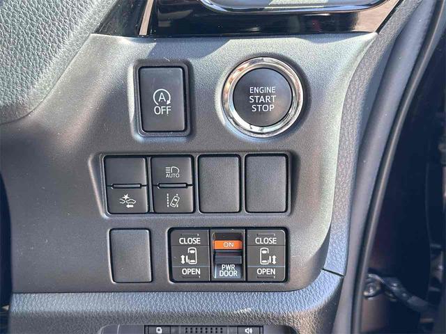 『アイドリングストップ』クルマが停車すると自動的にエンジンを停止し、無駄な燃料消費や排出ガスを抑えます。素早くエンジンを再始動させるなど、ドライバーの感覚とズレのない自然な制御を目指しています。