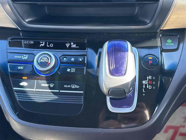 必ず使用するシフトレバー。確りと確認したいですね。