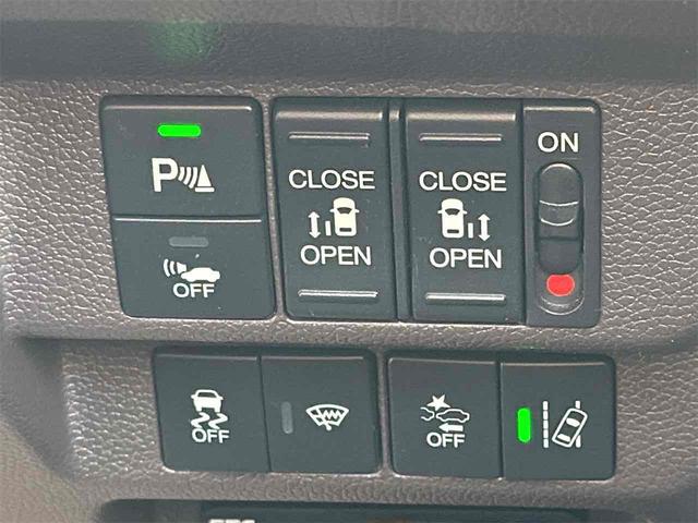 指先ひとつでドアオープン。【ワンアクション両側パワースライドドア】両手がふさがっていても、スイッチひとつでスライドドアが自動解錠＆自動オープンします。