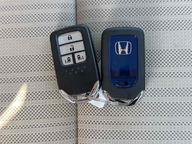 付いてて便利！とても人気の高い装備のスマートキーシステム。キーを携帯しているだけで、ドアロックの開閉並びにエンジンの始動が可能な装備です。プッシュスタートですのでエンジンの始動もボタンを押すだけです