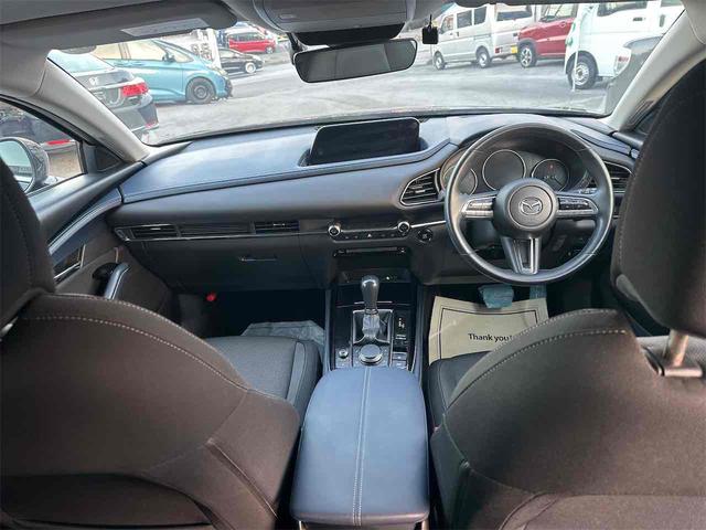 車を運転する際には運転席の存在は欠かせません。なのでしっかりとチェックしたいポイントですね。