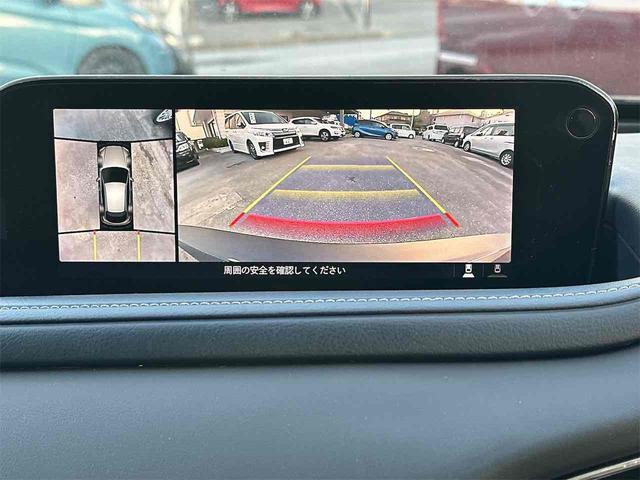 【全方位型モニター】クルマを上空から見下ろしているかのように、直感的に周囲の状況を把握できる全方位型モニター。狭い場所での駐車でも周囲が映像で確認できます。