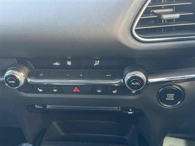 手の届きやすいところで簡単操作ができる空調付き！オールシーズンお好みの温度調節ができます。