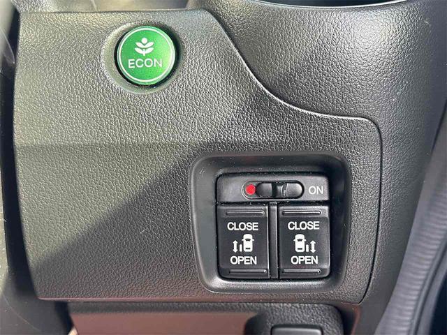 両側電動スライドドア！！荷物で手が塞がるなど簡単にドアの開閉が出来ます！何より力いらずで開閉ＯＫ！女性やお年寄りにも優しい。電動機能はＯＦＦにもできますから元気なお子様の駆け出しも安心！