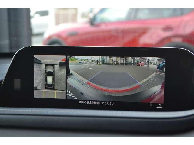 ３６０°ビューモニターでは前後左右４つのカメラ映像をさまざまな走行状況に応じて切り替えてセンターディスプレイに表示することで、駐車時や狭い道でのすれ違い時、見通しの悪い交差点進入時でも安心感を高めます