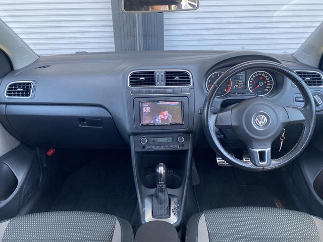 ポロ クロスポロ　ディープブラックパールエフェクト　社外ナビゲーション　１７インチアルミホイール　禁煙車（6枚目）