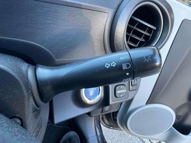 周りが薄暗くなったら自動点灯するオートライトを装備。