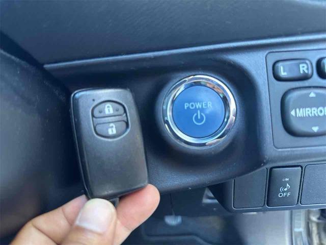 スマートエントリーキーシステムです。鍵を持っていればドアロック、解除、エンジン始動も楽チンです。イチイチ鍵を出す手間も無くなりますよ。悪天候時にも重宝しますね。