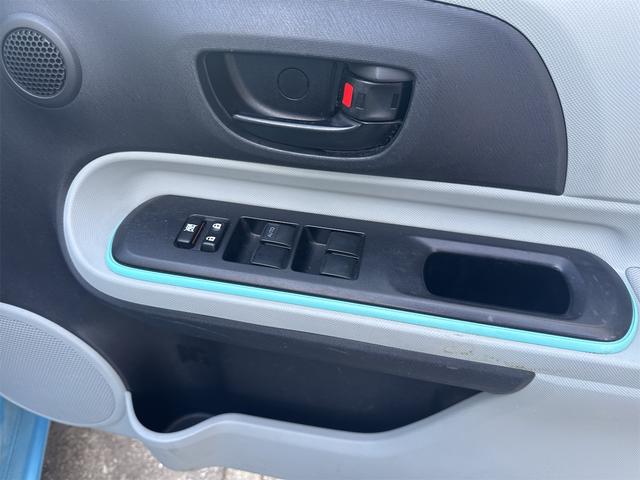 パワーウィンドウのスイッチですよ。運転席に居ながら窓を開け閉めのコントロールできますよ。