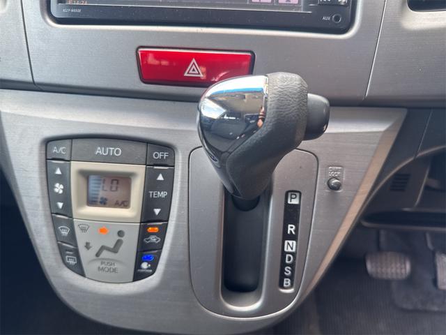 シフトレバー。ぜひ一度お客様の目で確認してください。